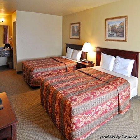 Econo Lodge Inn & Suites Greenbrier 객실 사진